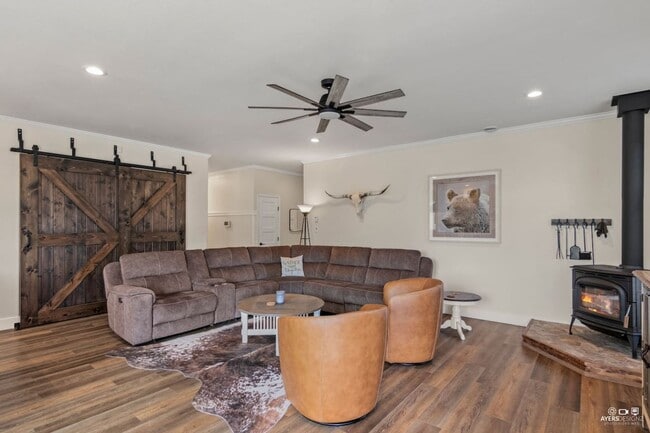 Building Photo - SEASONAL RANCH HOME