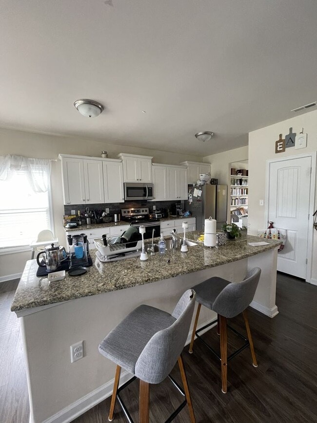 Building Photo - Large transitional with lots of room for entertainment on quiet cul-de-sac in Castleton Subdivision.