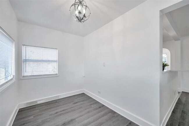 Building Photo - Gorgeous 2 bedroom 1 bath apartment