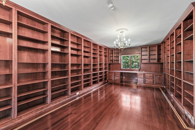 Building Photo - "Experience Luxury Living: Expansive 4-Bedroom Retreat Estate with Scenic Views and Elegant Finis...