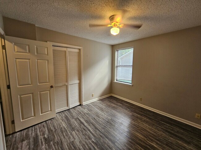 Building Photo - 108 E Lakemont Dr