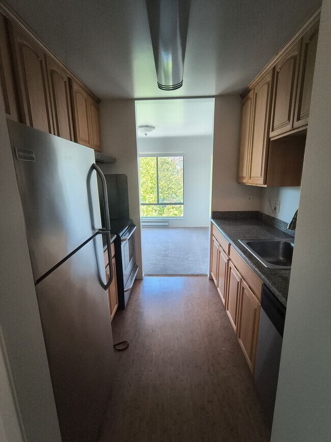 Building Photo - TOP FLOOR 1BD/1BATH Condo Available For Rent at the Watergate Community in Emeryville!!!!