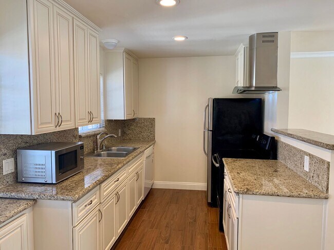 Building Photo - Luxury Upstairs 2 Bedroom Apartment in La ...