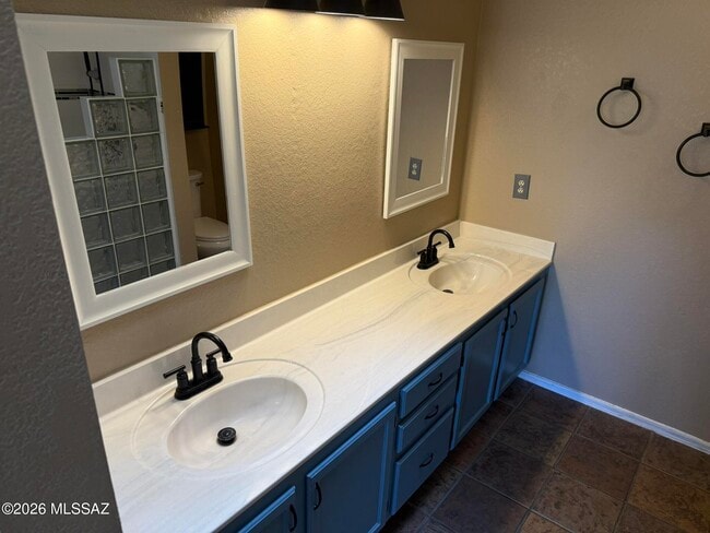 Building Photo - 3002 W Country Ranch Dr