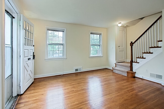 Building Photo - Blocks to Crystal City Metro and just minutes to Washington, D.C. via the 14th Street Bridge