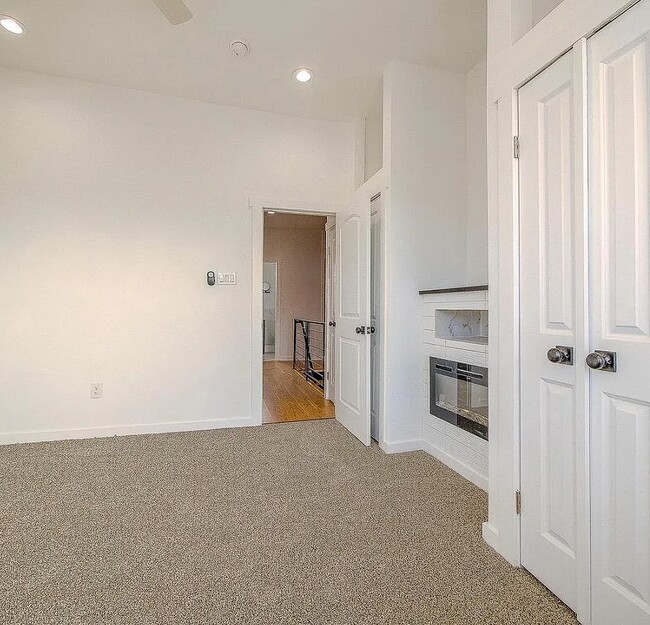 Building Photo - 913 S Yewdall St