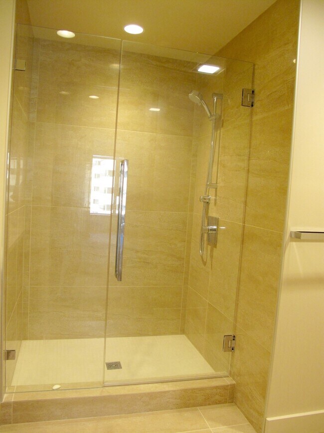 Building Photo - Exquisite 2 Bed/2 Bath Downtown Condo at I...
