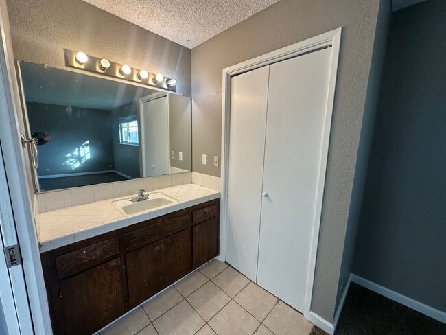 Building Photo - 1175 E Edison St