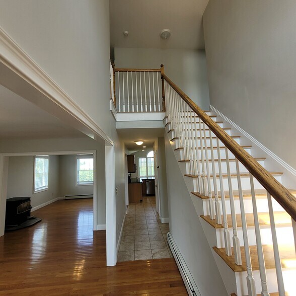 Building Photo - 96 Lasalle Dr