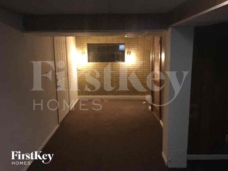 Building Photo - 7912 NE 54th St