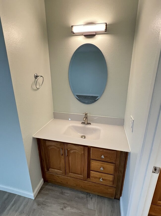 Building Photo - Fantastic 3 Bed 1.5 Bath End Unit Townhome in Orange!