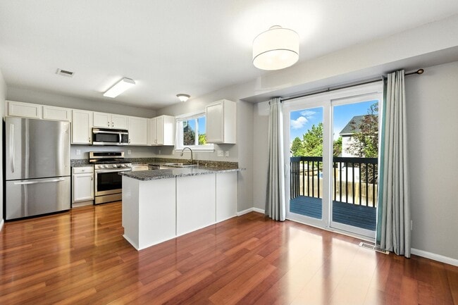 Building Photo - Beautiful, Well-Maintained 4 Bed/4 Bath Ho...