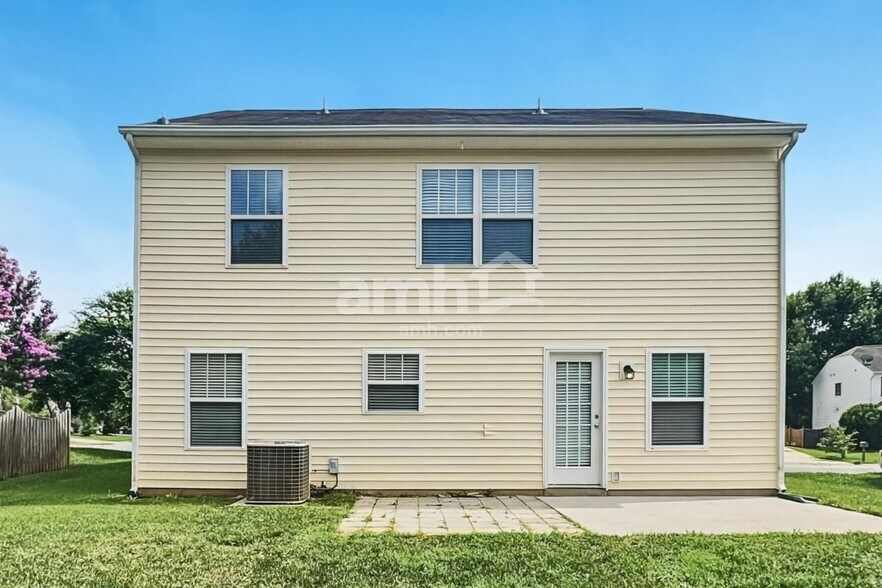 Building Photo - 611 Blue Lake Dr