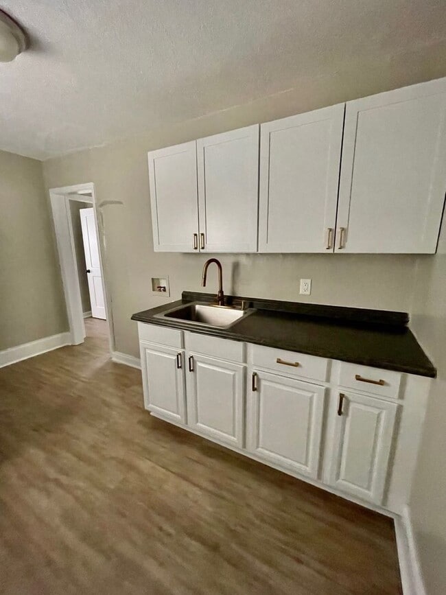 Building Photo - Adorable 2 bedroom 1 bath home . Located in the Belmont area .