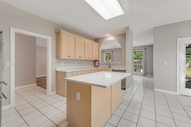 Building Photo - 114 Dana Pointe