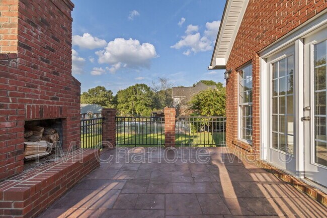 Building Photo - 5916 Meadowmere Dr