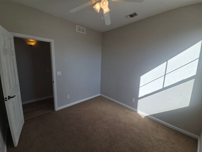 Building Photo - Gorgous 3 Bedroom 2/5 Bath home in HOA