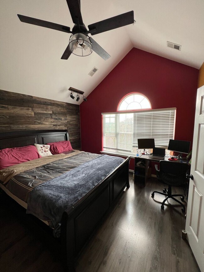 Building Photo - Stunning 2 bedroom and 3 Bathroom Townhome Style Condo / w Pool