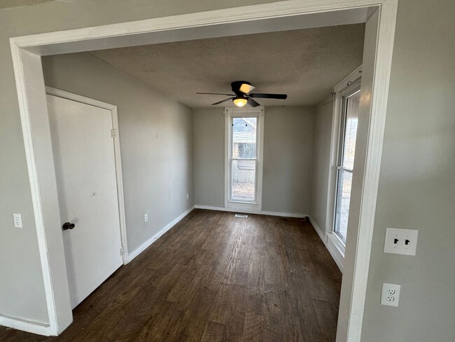 Building Photo - $1295 - 4 bed 1 bath - Single Family Home