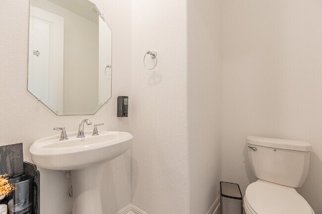 Building Photo - 2332 Giona Pl