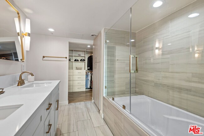 Building Photo - 13700 Marina Pointe Dr