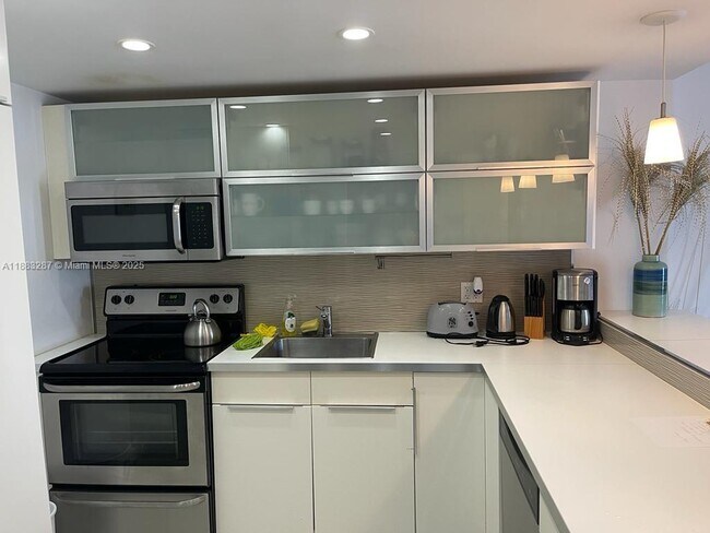 Building Photo - 5701 Collins Ave