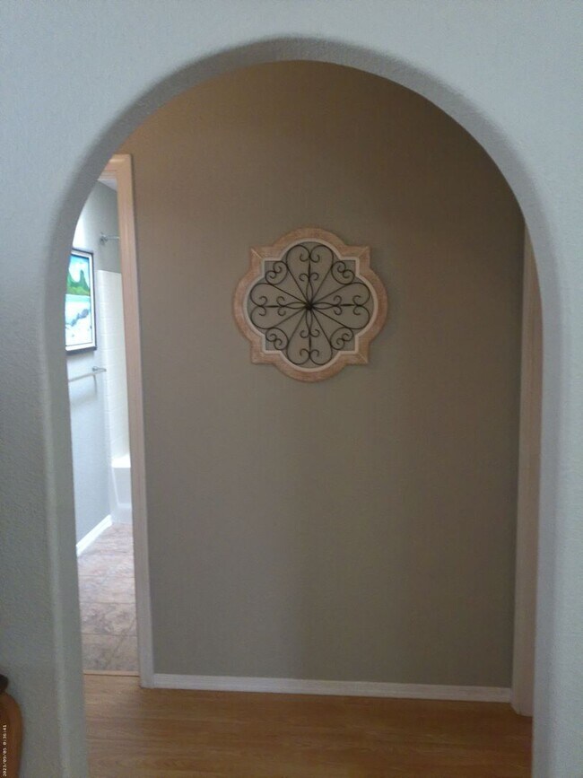 Building Photo - Fully furnished short term rental less then 6 months great for winter rental