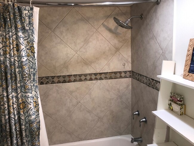 Building Photo - 140 Uwapo Rd