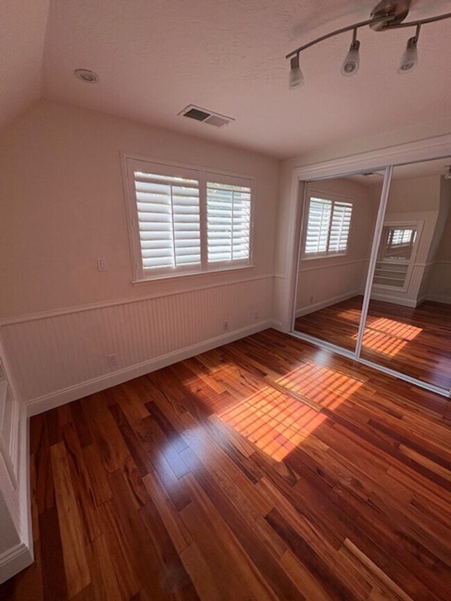 Building Photo - Los Gatos Family Townhome Ready for Move i...