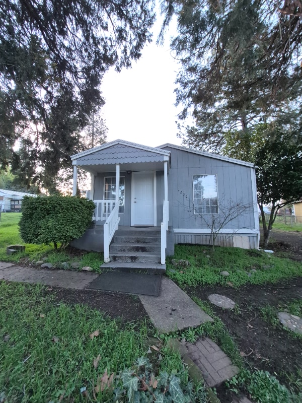 Building Photo - 1250 NW Ellan St