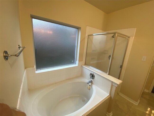 Building Photo - 9210 Hidden Lake E Dr