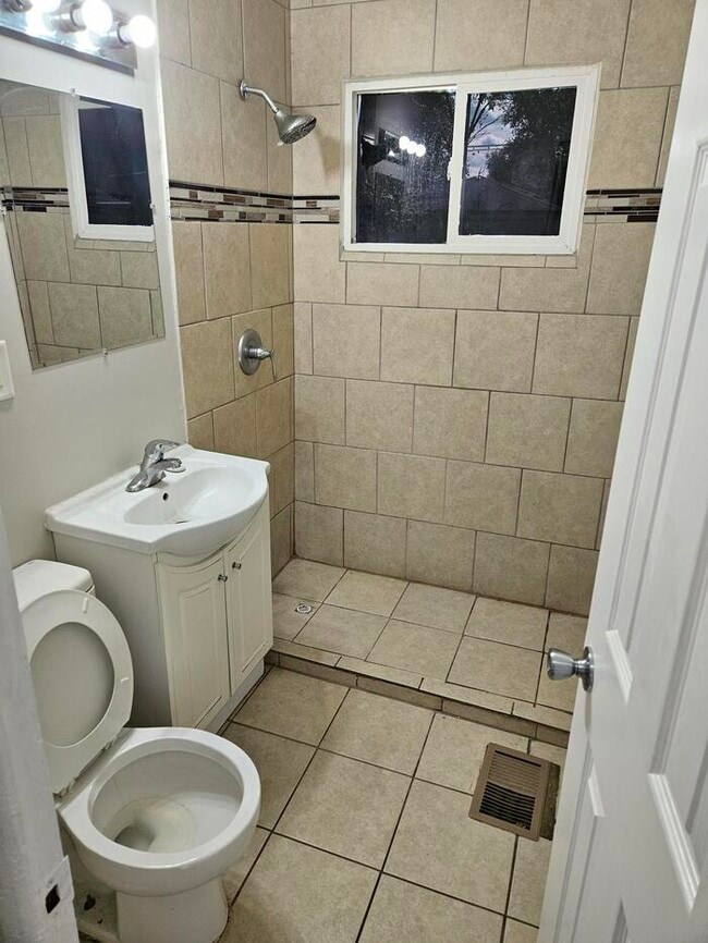 Building Photo - 2 Bedroom home for rent
