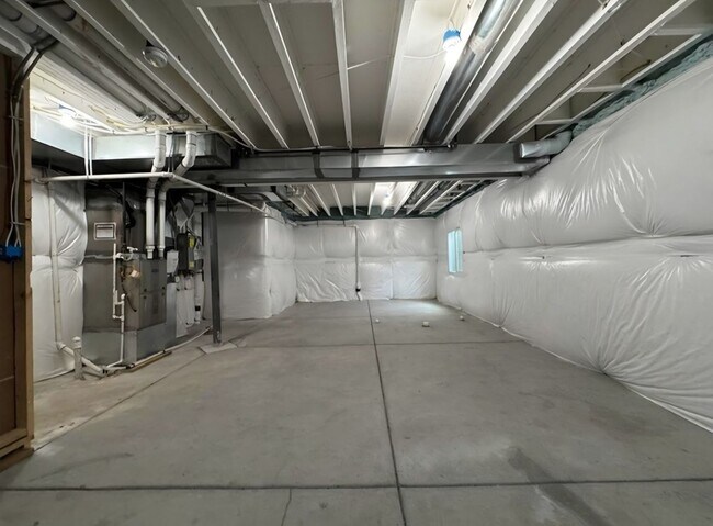 Building Photo - Spacious 3 bed 3 bath 2-story comfortable ...