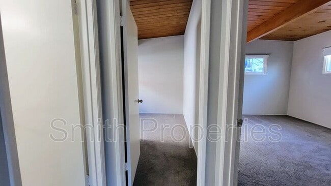 Building Photo - 606 N Irena Ave