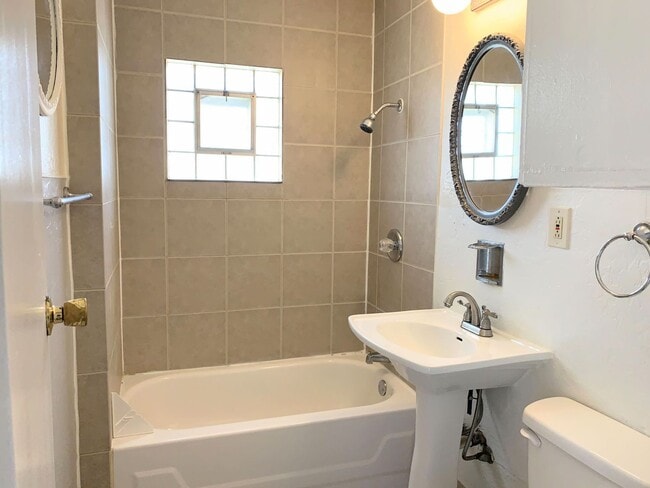 Building Photo - Cozy 2 bedroom home