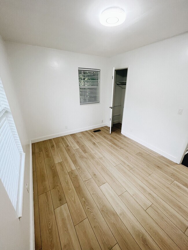 Building Photo - 862 Clematis Dr