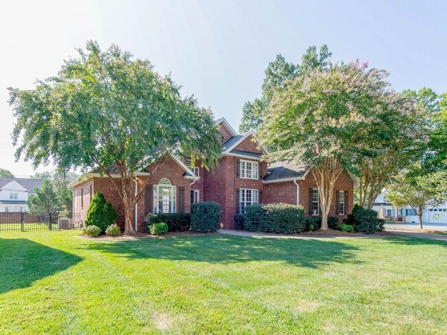 Building Photo - Move in ready Cotswold dream home.