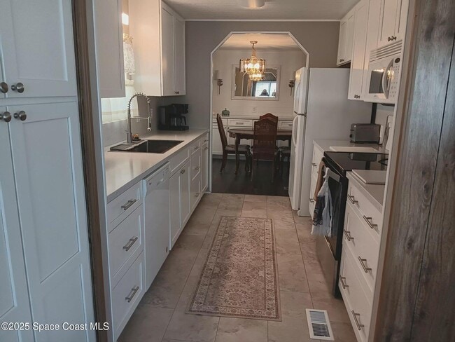 Building Photo - 621 Hyacinth Cir