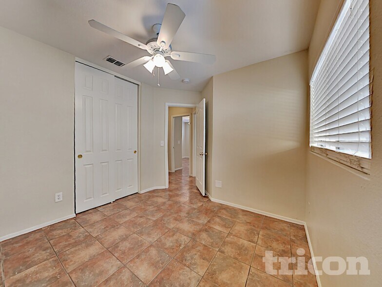 Building Photo - 11519 W Windrose Ave