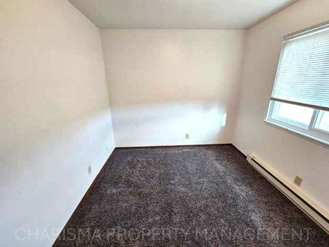 Building Photo - 2 BD, 1 BA in Garretson - Small Town Living Near Big City Amenities