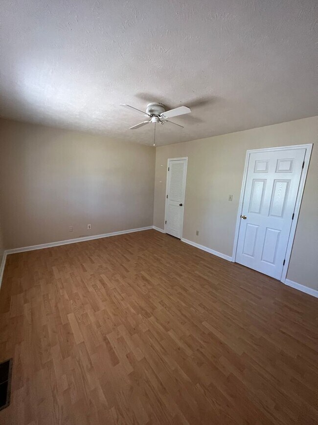 Building Photo - 2 Bedroom/1.5 bathroom townhouse for rent $1,300 month