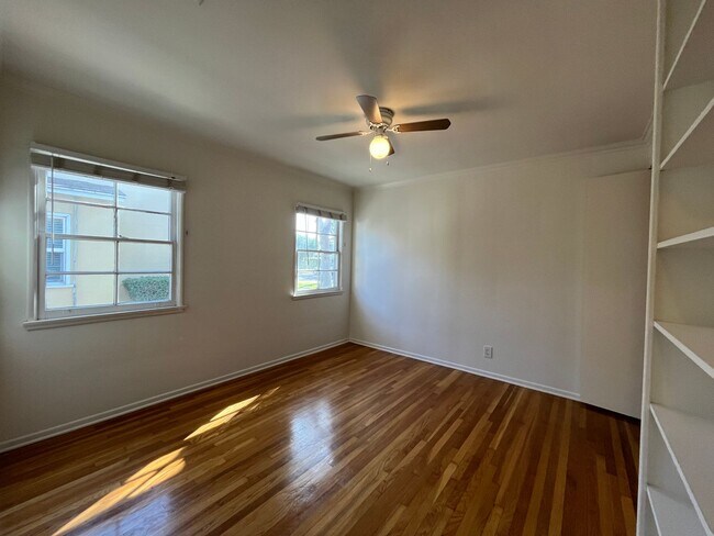 Building Photo - Sherman Oaks 3+2 w/appliances, family room, central air + more! (13627 Huston)