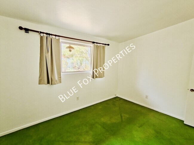 Building Photo - 633 N Avenida Calma