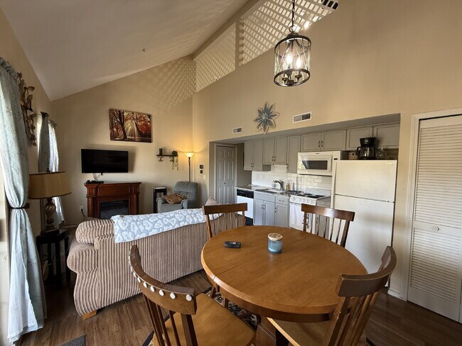 Building Photo - Penthouse Fully Furnished - Lakeview 2 Bed...