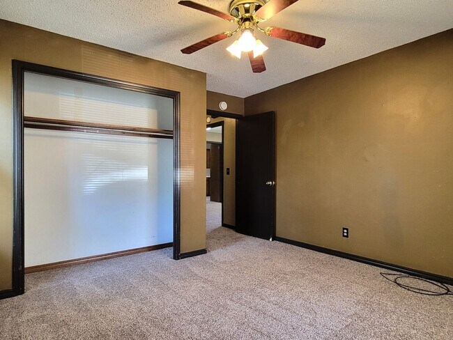 Building Photo - Quaint Home In El Reno