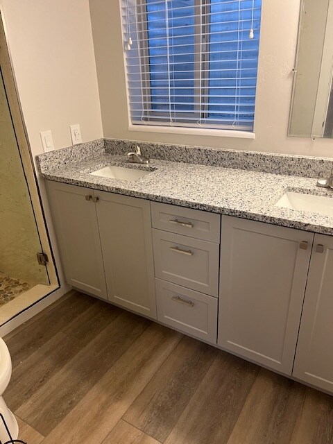 Bathroom - 2112 W Bowling Ave