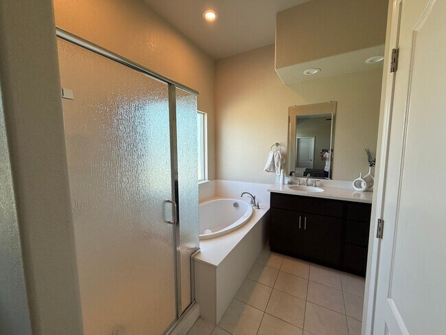 Building Photo - Upgraded single story home in Manteca!