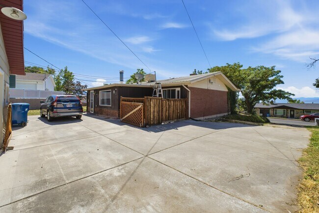 Building Photo - 555 S 1300 E