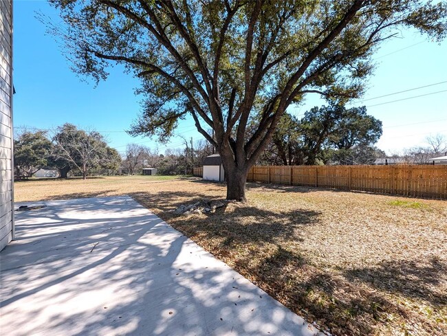 Building Photo - 2020 Shadow Brook Cir