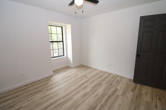 Building Photo - 1221 S Park Ave